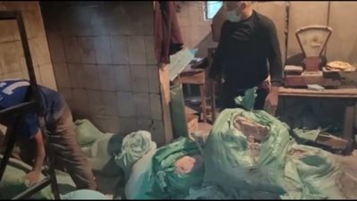 ضبط مخبز بالبحيرة يبيع الدقيق المدعم في السوق السوداء واستبداله بـ”شكائر قمامة”