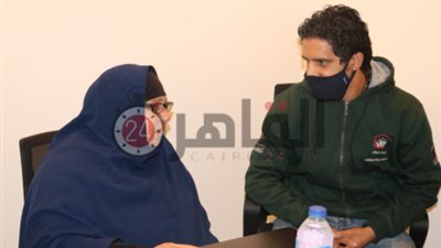 بعد استضافتها.. الحكومة تتدخل لإنقاذ سيدة المطر وتصطحبها من داخل مقر “القاهرة 24” (صور وفيديو)