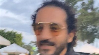 حلمي ممازحًا منى زكي عقب تصويرها له: كان نفسي أشوف النضارة الجديدة