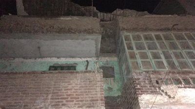 بسبب الطقس السيئ.. انهيار أجزاء من شرفة عقار بمدينة المحمودية في البحيرة (صور)