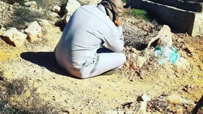 أشعلت مواقع التواصل الاجتماعي.. نكشف قصة صورة الأب الذي يجلس على قبر ابنته المتوفاة