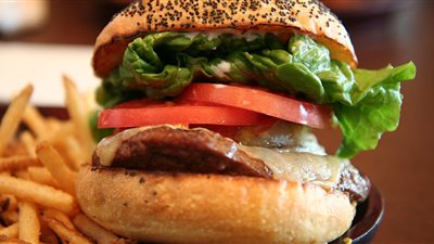 بأقل التكاليف وأسهل الخطوات.. طريقة عمل البرجر في المنزل