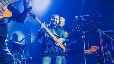 إدوارد يشارك متابعيه بصور من حفلته عقب عودة فرقته الغنائية للنشاط بعد توقف 20 عامًا