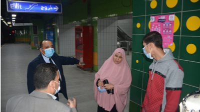 مترو الأنفاق يشن حملة مكبرة بمحطة الشهداء لضبط المخالفين لقرار ارتداء الكمامة بالمحطات والقطارات (صور)