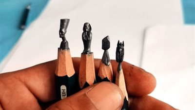 ترك المحاماة وتفرغ للنحت.. إبراهيم بلال أول مصري يصنع أشكالا أثرية على سن قلم رصاص (صور)