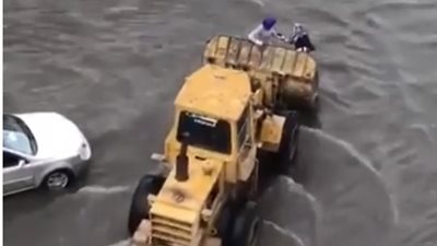 الحاجة أم الاختراع.. لودر ينقل المواطنين في الإسكندرية هربًا من مياه الأمطار (فيديو)