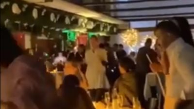 محمد رمضان يستمع لأغنية “هافا ناجيلا” العبرية وسط إسرائليين في دبي (فيديو)