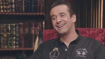 كريم عبد العزيز عن علاقاته العاطفية قبل الزواج: “كنت بحب على نفسي” (فيديو)