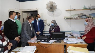 رغم التحذيرات.. تكدس المواطنين والموظفين خلال جولة محافظ المنوفية بتأمينات شبين الكوم