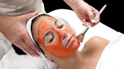 قبل زفافك.. استخدمي قناع الجزر والبابونج للحصول على بشرة أكثر نضارة