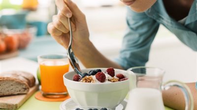 خبيرة تغذية: تناول الطعام ببطء يُقلل من استهلاكك للسعرات الحرارية (فيديو)