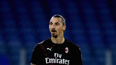 إبراهيموفيتش يقود ميلان للفوز على نابولي وتعزيز صدارة ترتيب الكالتشيو