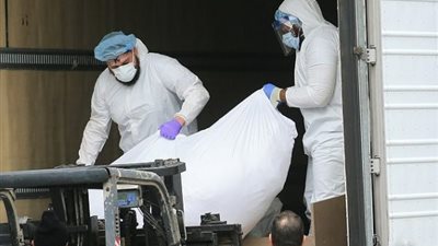 “مشرحة الكوارث”.. شاحنات تجميد ممتلئة بجثث كورونا في نيويورك (صور)