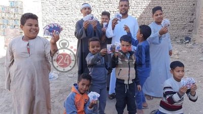 خرق انتخابي.. مرشح للنواب بقنا يستغل الأطفال في الدعاية الانتخابية