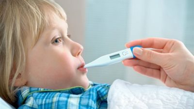 استشاري: لا يجب إعطاء الطفل خافض الحرارة إلا في هذه الحالة