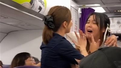 سيدة تتسبب في تأخر الطائرة ساعتين لإصرارها على الجلوس بجانب صديقها بـ فيتنام