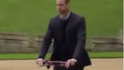 الأمير وليام يظهر بطابع عصري على سكوتر كهربائي بين منزله وقلعة وندسور