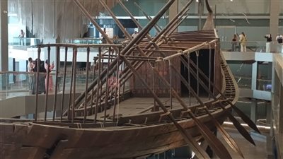 سفينة الملك تعود إلى الحياة.. أول صورة لمركب خوفو بالمتحف المصري الكبير | صور