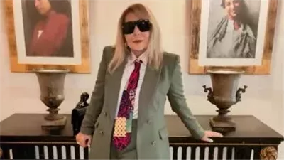 بعد انتقاد الجمهور لظهورها ببدلة وكرافتة.. نادية الجندي ترد 