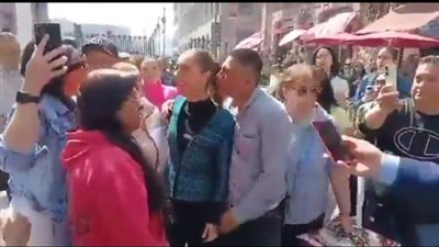 شخص يحاول تقبيل رئيسة المكسيك خلال لقاء المواطنين.. والحرس يتدخل لإبعاده 