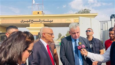 السفير الألماني بالقاهرة يطلع على منظومة دخول شاحنات المساعدات المقدمة لـ غزة بمعبر رفح