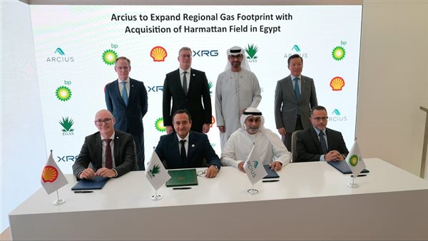 أثناء توقيع الاتفاق