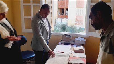 وكيل صحة شمال سيناء يُحيل المتغيبين عن العمل للتحقيق خلال جولة مفاجئة بالعريش