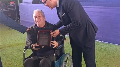 أبرز لقطات الحفل.. المخرج عمر عبد العزيز يتسلم تكريمه على كرسي متحرك بمهرجان VS-Film الأفلام القصيرة جدا