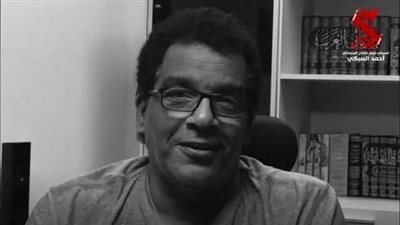 هنيدي وأحمد آدم بعد نفي خلافاتهما وصلاح عبد الله متكئًا على مرافقه.. لقطات من عزاء السيناريست أحمد عبد الله