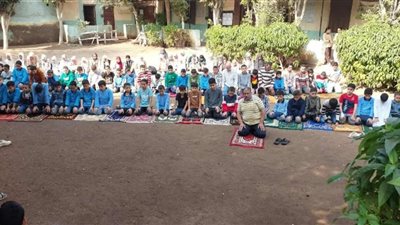 في مشهد مؤثر.. طلاب مدرسة بابل الابتدائية يصلون الظهر جماعة داخل المدرسة