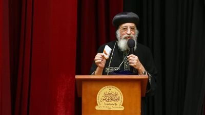 البابا تواضروس يحتفل باليوبيل الذهبي لتخرجه ويهدي الكهنة كيس أدوية