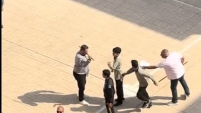 يده مكسورة.. تعليم القاهرة تحقق في فيديو اعتداء معلم على طالب بعصا في طابور الصباح 