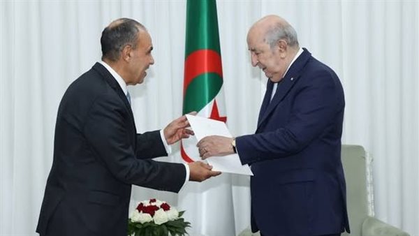 وزير الخارجية يسلم