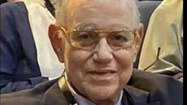  الدكتور أحمد فاروق