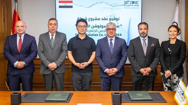 جانب من التوقيع 