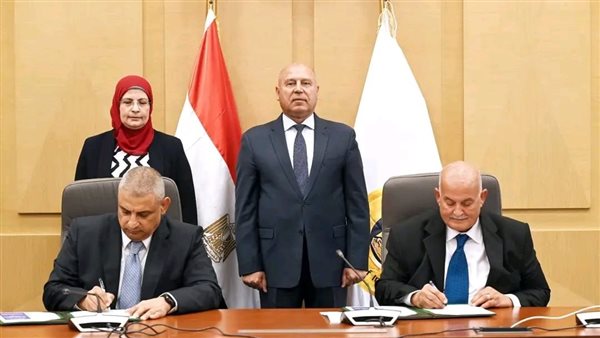 جانب من التوقيع