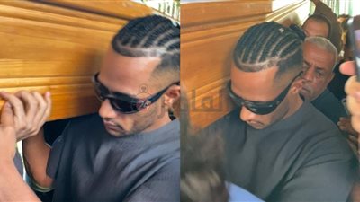 مش قادر يسيبه.. محمد رمضان يحمل نعش والده خلال تشييع الجنازة من مسجد مصطفى محمود بالمهندسين