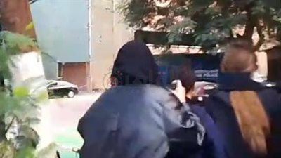 زوجة شقيق محمد رمضان وابنته تصلان إلى مسجد مصطفى محمود لأداء صلاة الجنازة على والد الفنان