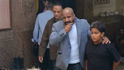 الحزن يخيم على نجل محمد رمضان خلال تشييع جثمان جده من مسجد مصطفى محمود بالمهندسين