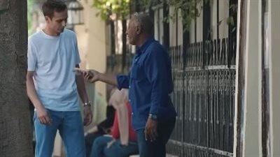 لديه 9 ملايين متابع.. يوتيوبر أجنبي يُشيد بأمانة مسن مصري أعاد له المال خلال تجربة لاختبار أمانة المصريين