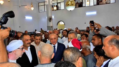 محافظ الأقصر يؤدي صلاة الجمعة ويفتتح مسجد الشهداء بنجع غنيم 