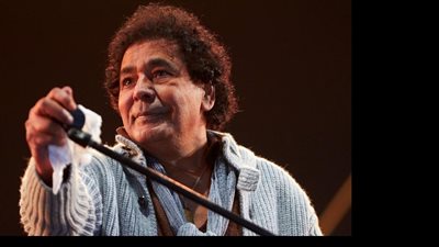 مصطفى كامل يكشف تفاصيل الحالة الصحية لـ محمد منير بعد نقله إلى المستشفى 