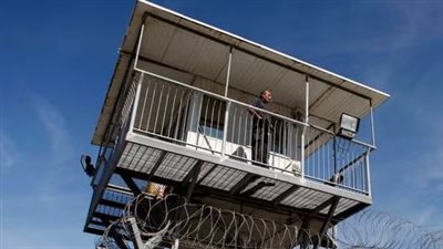 الجارديان تكشف: إسرائيل تحتجز فلسطينيين بسجن سري تحت الأرض في غزة دون اتهامات