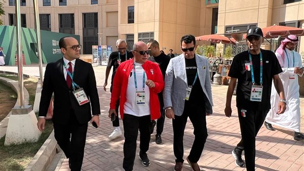 أشرف صبحي رفقة بعثة