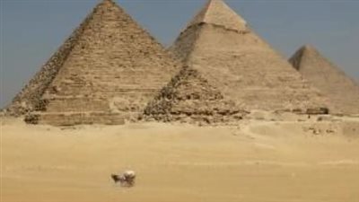 ذكرى مع خوفو.. القبض على 3 سائحين بتهمة التصوير دون ملابس في الأهرامات