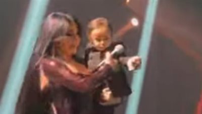 معجب يقتحم المسرح والفنانة تحمل طفلا خلال غنائها.. أبرز لقطات حفل هيفاء وهبي في الأردن | صور