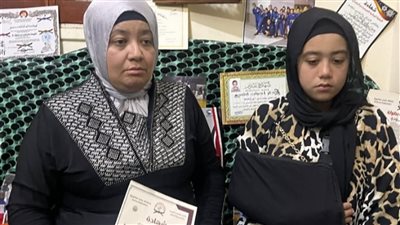 ضربتها بالقلم أمامي.. ولية أمر تتهم مُعلمة بالاعتداء على ابنتها وإصابتها بفصل في الترقوة بالمنصورة