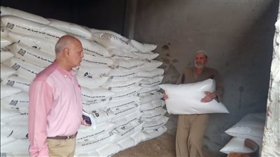 وزير الزراعة يوجه بسرعة صرف الأسمدة للمزارعين.. ويحذر من تحميل الفلاحين أي أعباء إضافية 