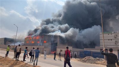 الدفع بـ10 سيارات إطفاء وخزان مياه لمحاولة السيطرة على حريق مصنع أحبار صباغة بالسادات