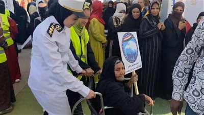 شرطة أسوان تساعد الناخبين على الوصول إلى اللجان الانتخابية للإدلاء بأصواتهم 